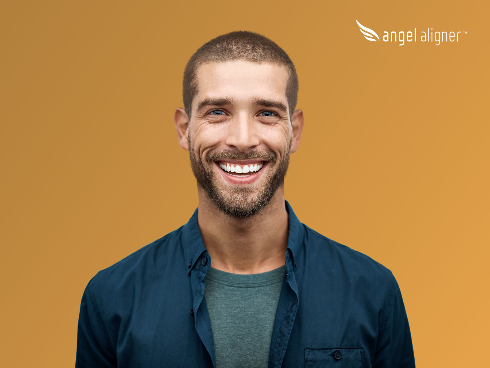 Lachender Mann vor orangefarbenem Hintergrund mit Angel-Aligner-Logo.